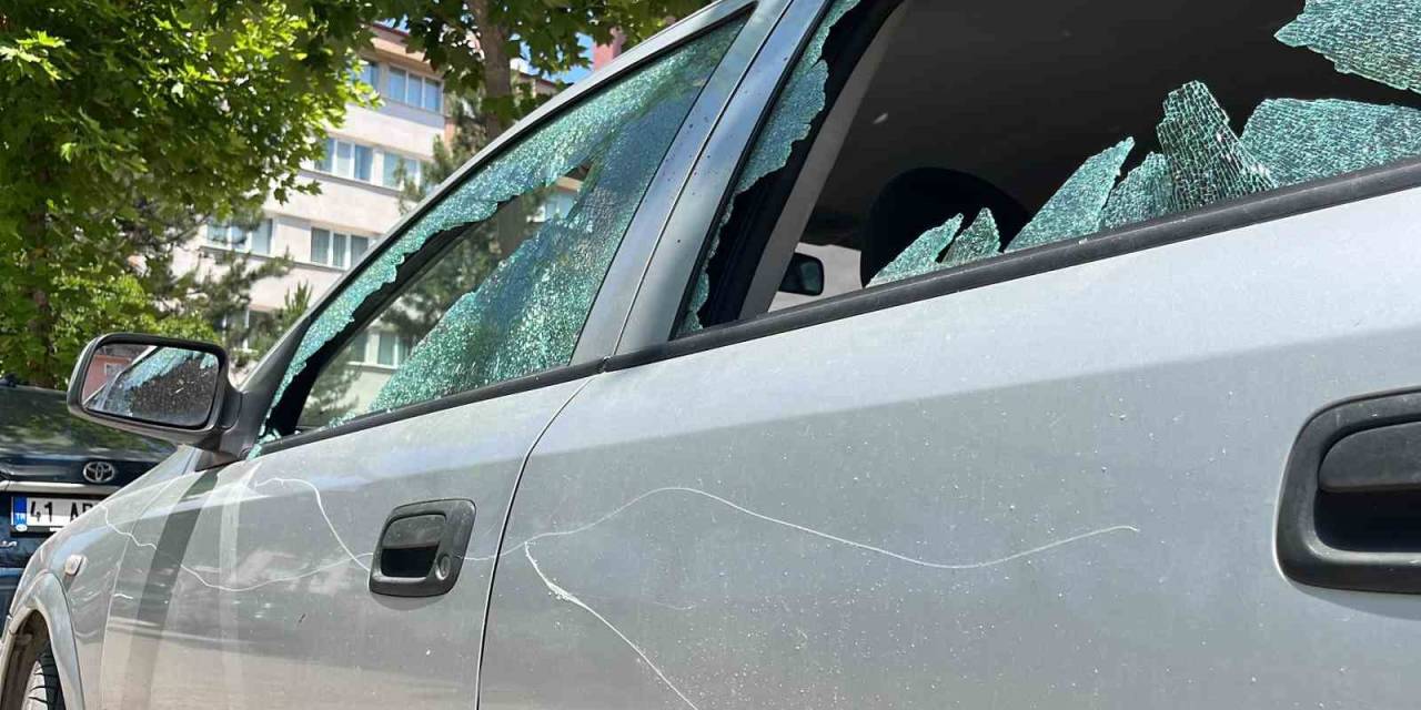 Otomobile Baltayla Saldırdılar