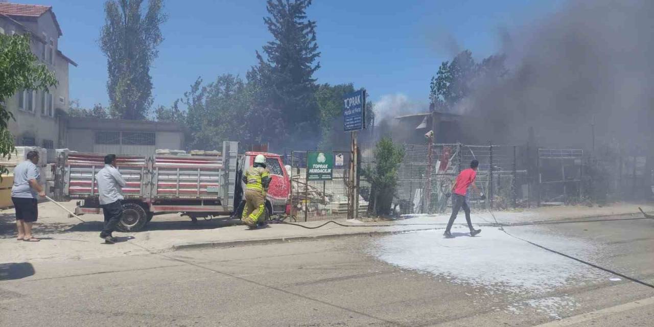 Bursa’da Geri Dönüşüm Tesislerinde Büyük Yangın