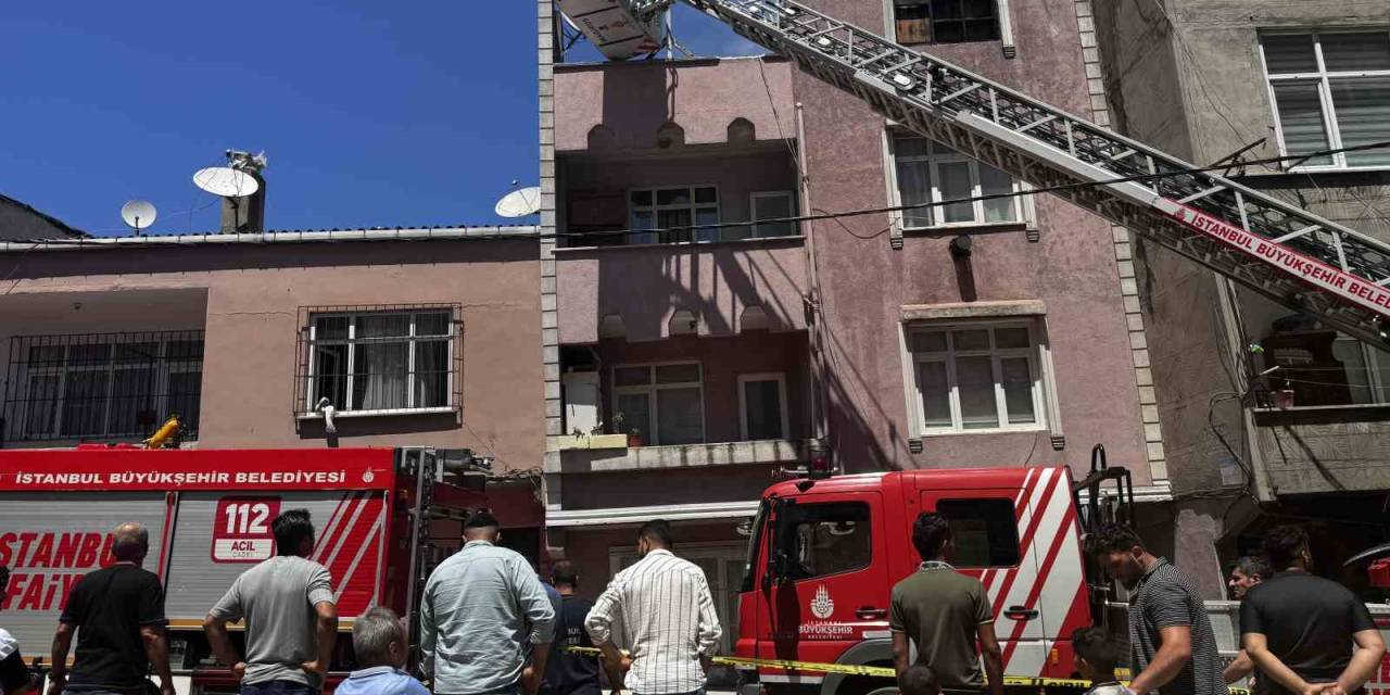 Bağcılar’da Binanın Çatısında Tadilat Esnasında Yangın Çıktı