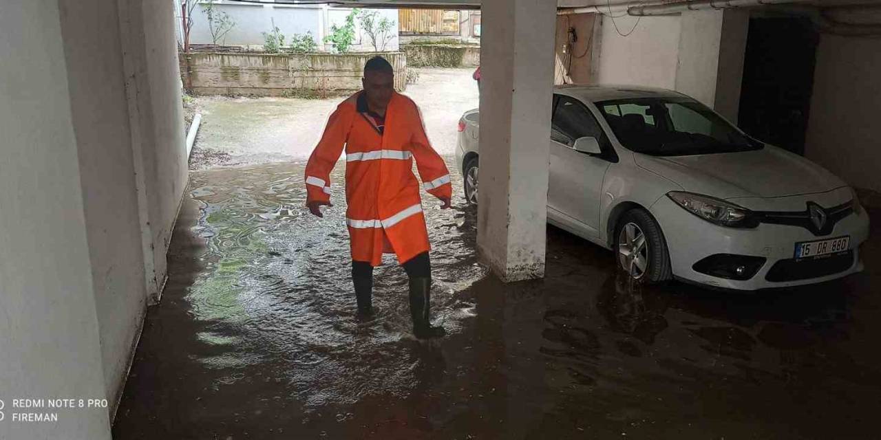 Burdur’da Fırtına Bir Anda Geldi, Evlerin Çatıları Uçtu, Yangın Ve Su Baskınları Oluştu