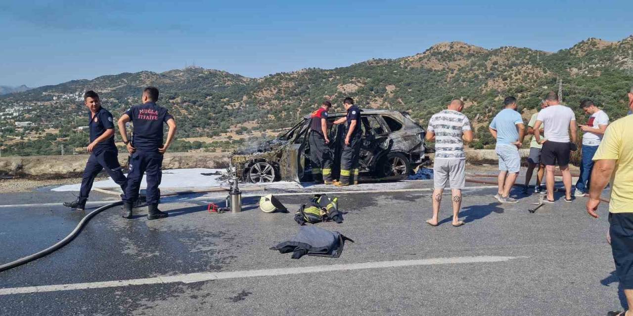 Otomobil Önce Alev Topu Oldu, Sonra Metal Yığınına Döndü