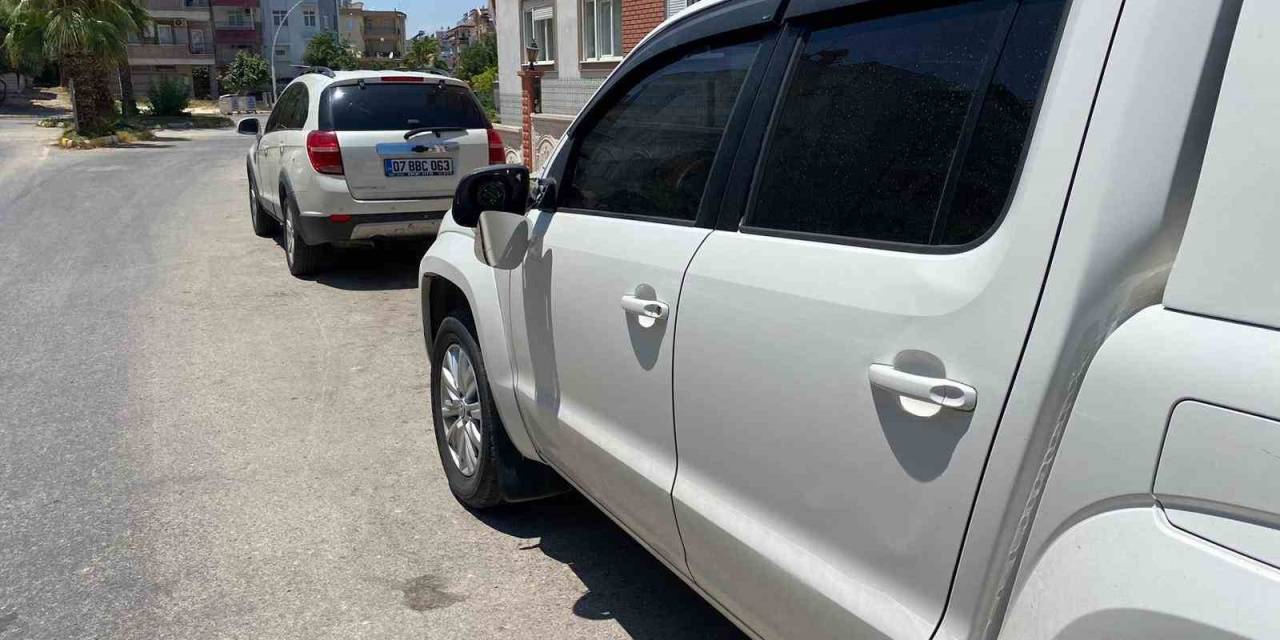 Seyir Halindeki Motosikletle Park Halindeki Araçların Aynası Tekmeleyip Kırdılar