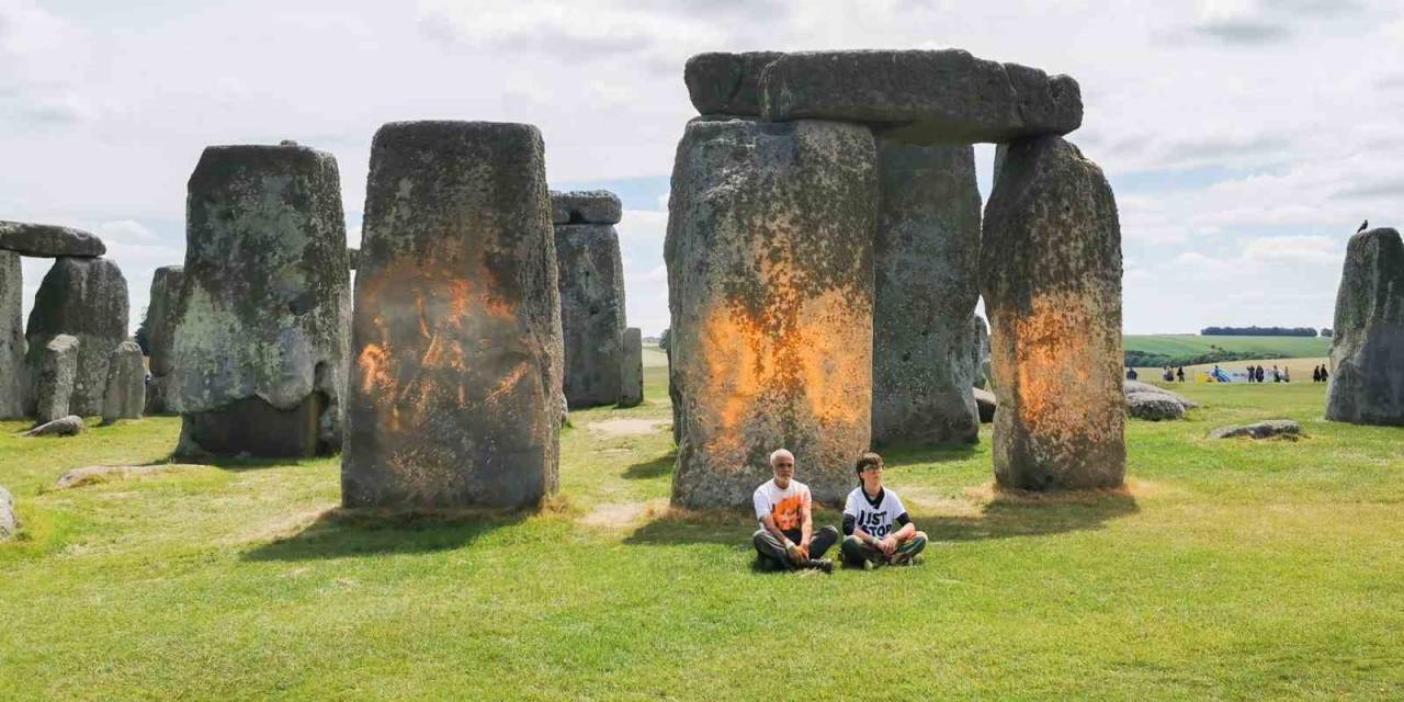 İngiltere’de Çevreciler Stonehenge Taşlarına Turuncu Toz Boya Püskürttü