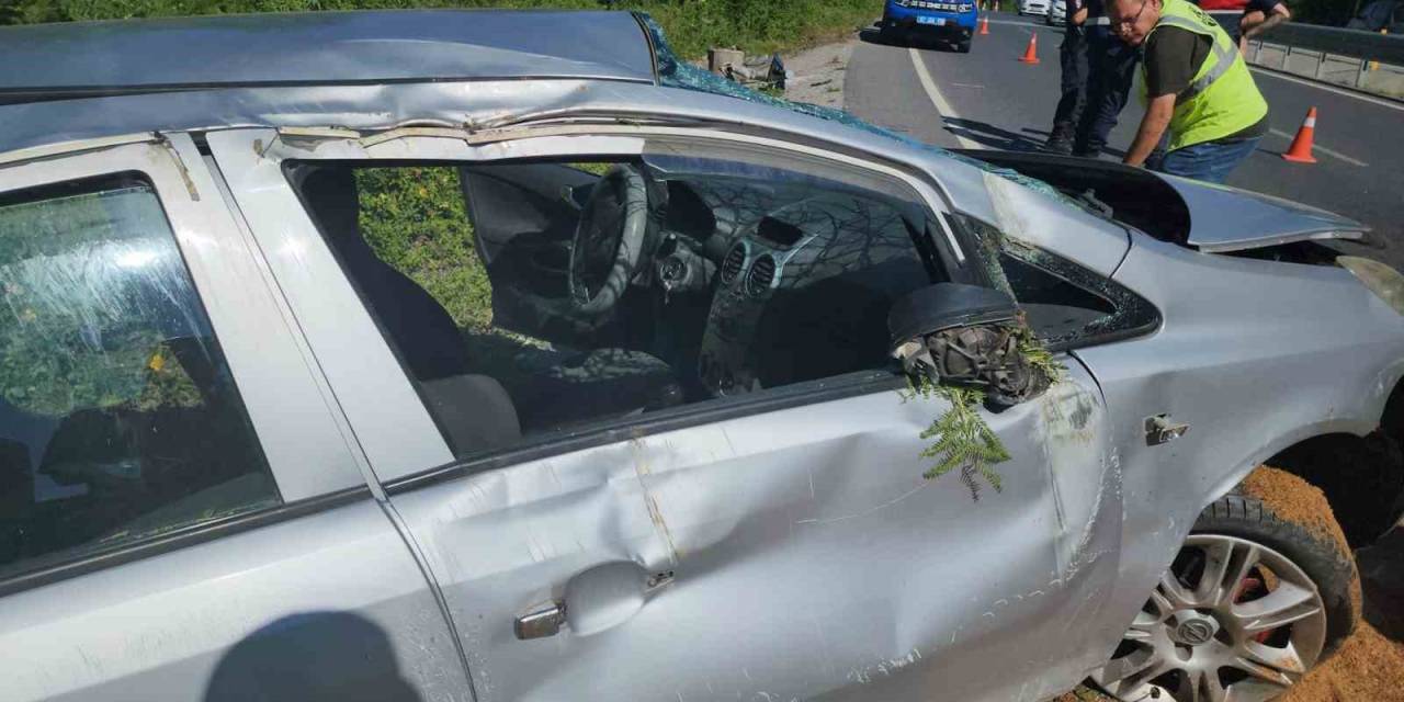 Zonguldak’ta Refüjdeki Direğe Çarpan Otomobil Su Kanalına Düştü: 4 Yaralı