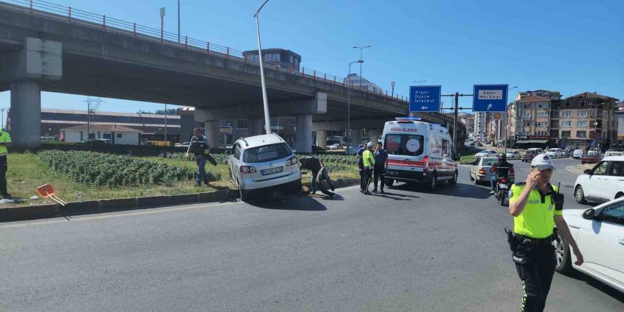 Zonguldak’ta Otomobil Direğe Çarptı: 4 Yaralı