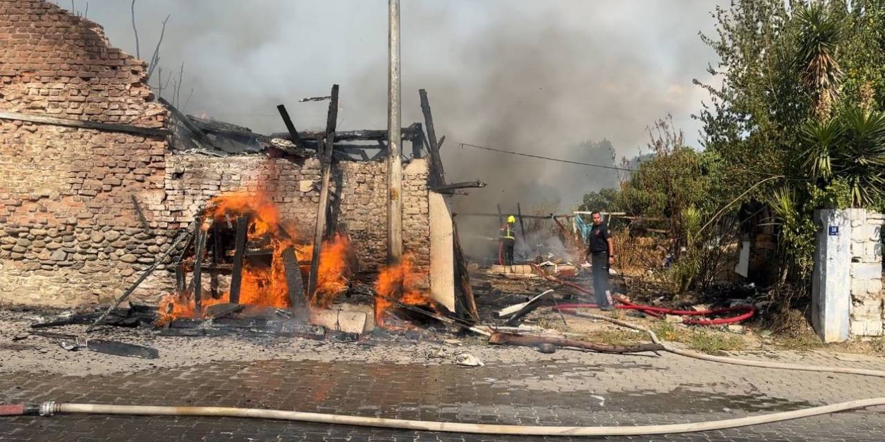 Efeler’de Çıkan Yangında 2’si Metruk 3 Ev Zarar Gördü
