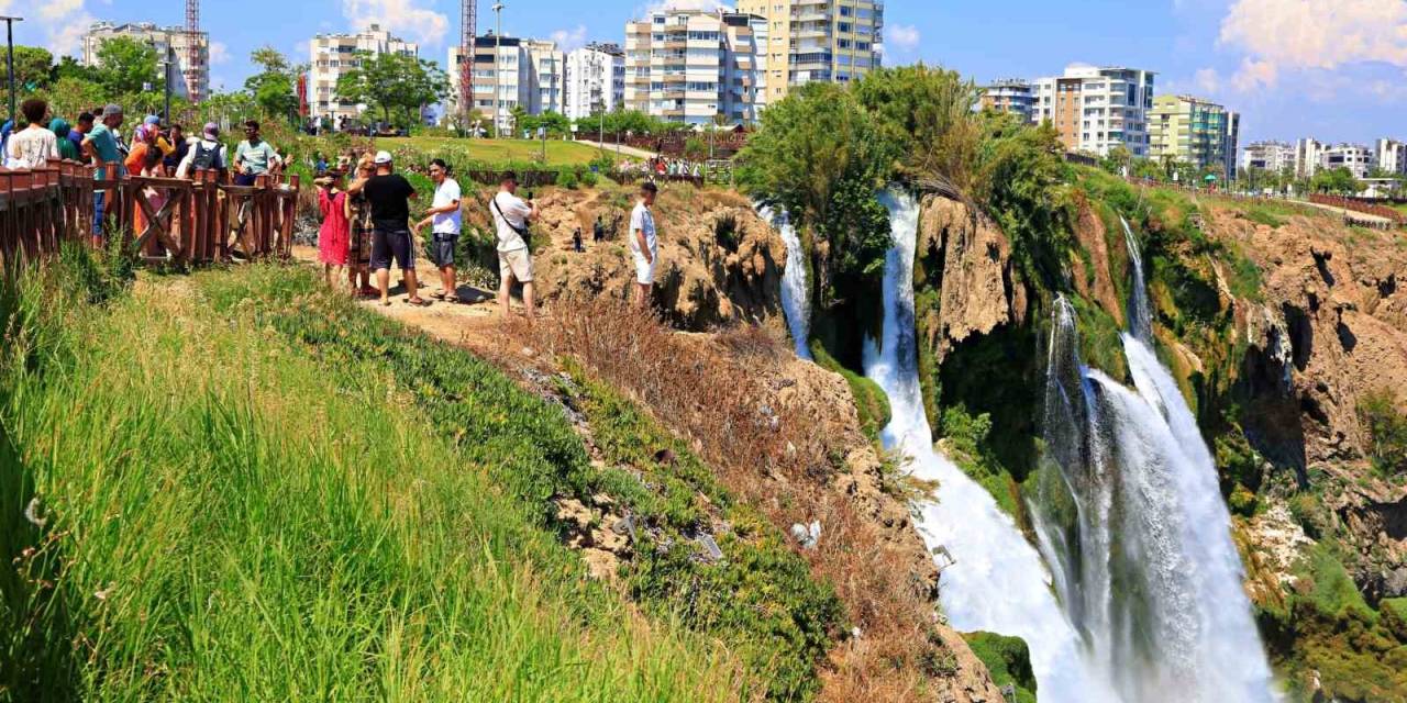 Düden Şelalesi’ne Tatilci Akını