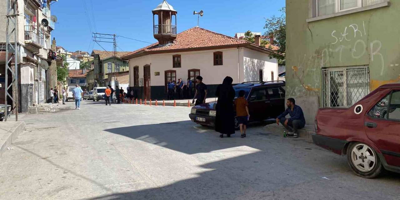 Üvey Baba, Oğlu İle Kavga Eden Çocuğu Bıçaklayarak Öldürdü