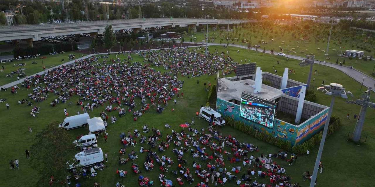 Abb Başkanı Mansur Yavaş, Başkentlilerle Birlikte Milli Maçı İzledi