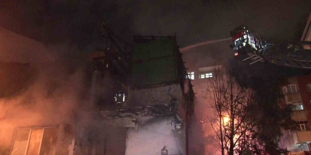 Küçükçekmece’de 2 Katlı Geri Dönüşüm Depo Binası Alev Alev Yandı