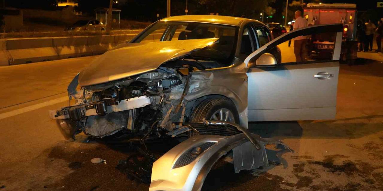 Otomobiller Kafa Kafaya Çarpıştı: 6 Yaralı