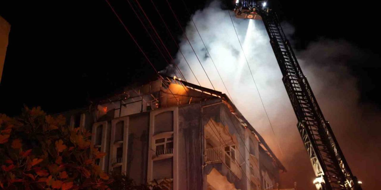 5 Katlı Apartmanda Çıkan Yangın Panik Oluşturdu