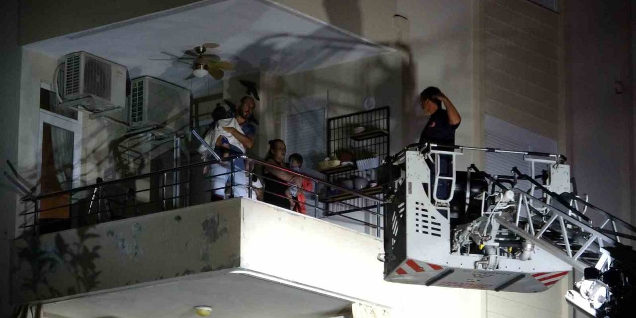 Birinci Katta Çıkan Yangın Apartmanı Dumana Boğdu, Vatandaşlar Balkonlara Sığında