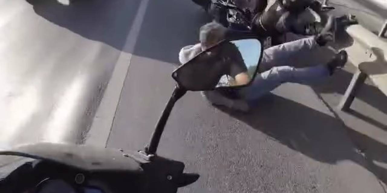 Üsküdar’da Akan Trafikte Karşıya Geçmek İstedi, Motosiklet Çarptı
