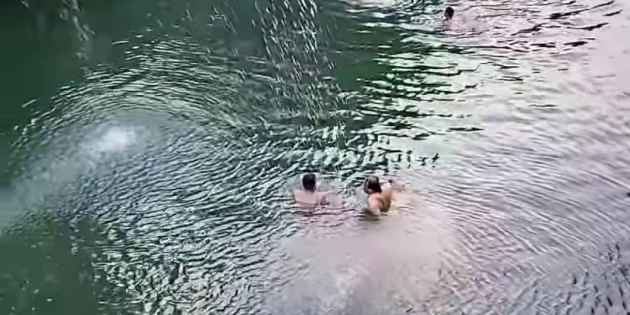 Denize Uzaklığı 75 Kilometre Olan Mahalle Halkı Doğal Havuzda Serinliyor