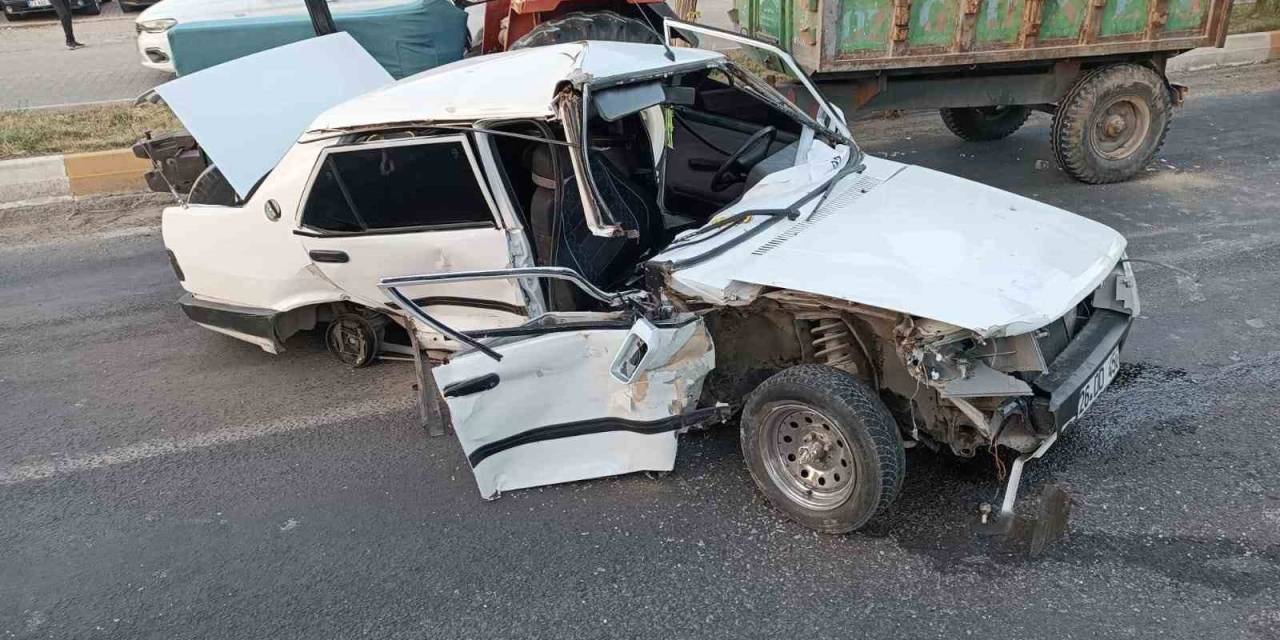 Ergani’de Otomobil İle Traktör Çarpıştı: 3 Yaralı