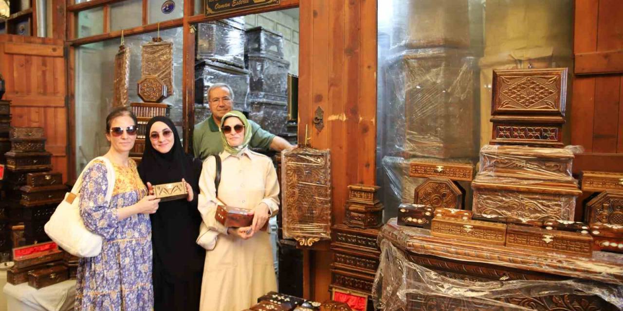 65 Yıldır Genç Kızların Çeyizlik Sandıklarını Yapıyor