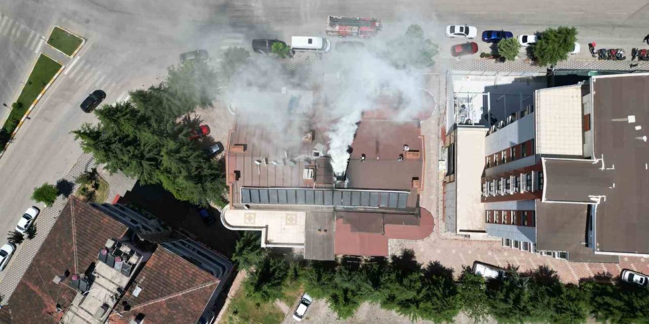 Bacadan Çıkan Yoğun Duman İtfaiyeyi Alarma Geçirdi