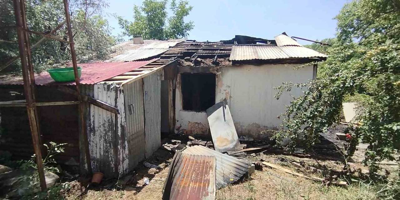 Yaşlı Kadını Yangından Komşusu Kurtardı