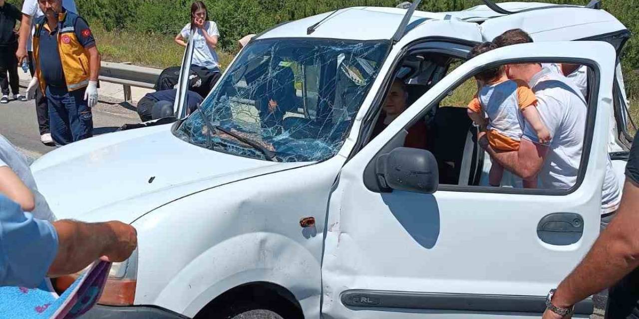 Kamyon, Hafif Ticari Araçla Çarpıştı