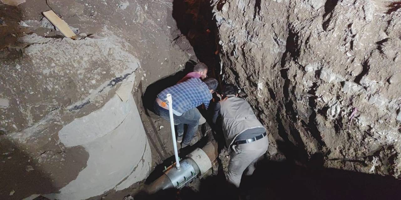 3 Bin Nüfuslu Beldenin İçme Suyu Şebekesini Taş Ve Kerestelerle Tıkadılar