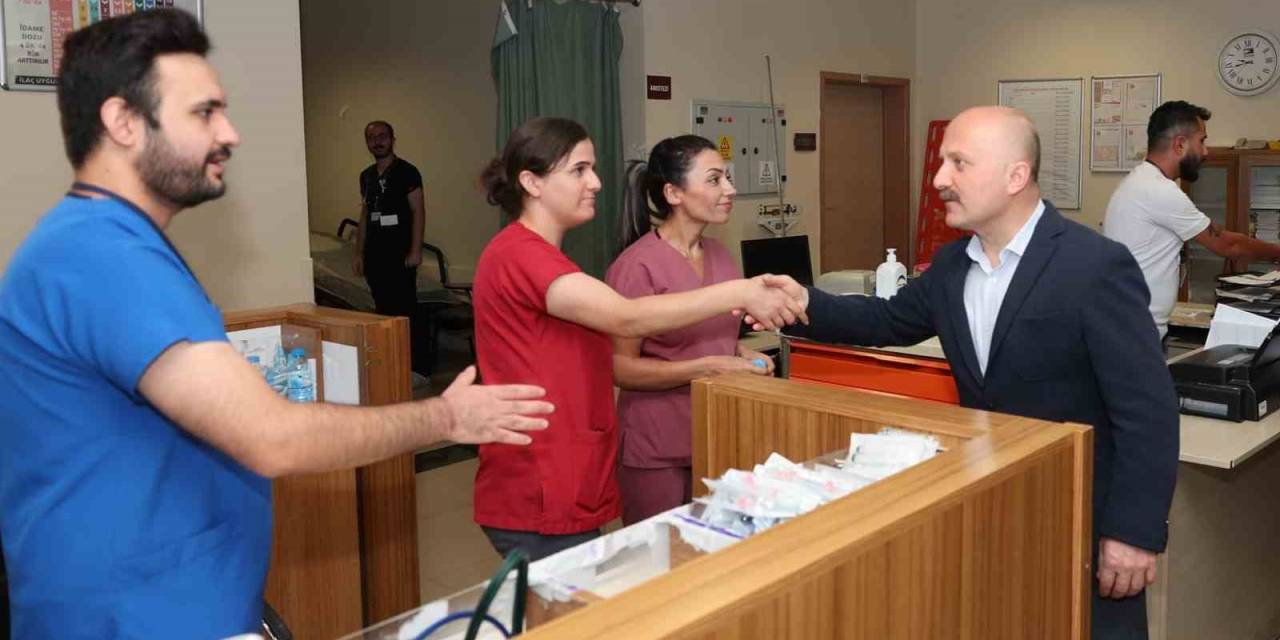 Vali Varol, Hastane Çalışanlarının Bayramını Kutladı