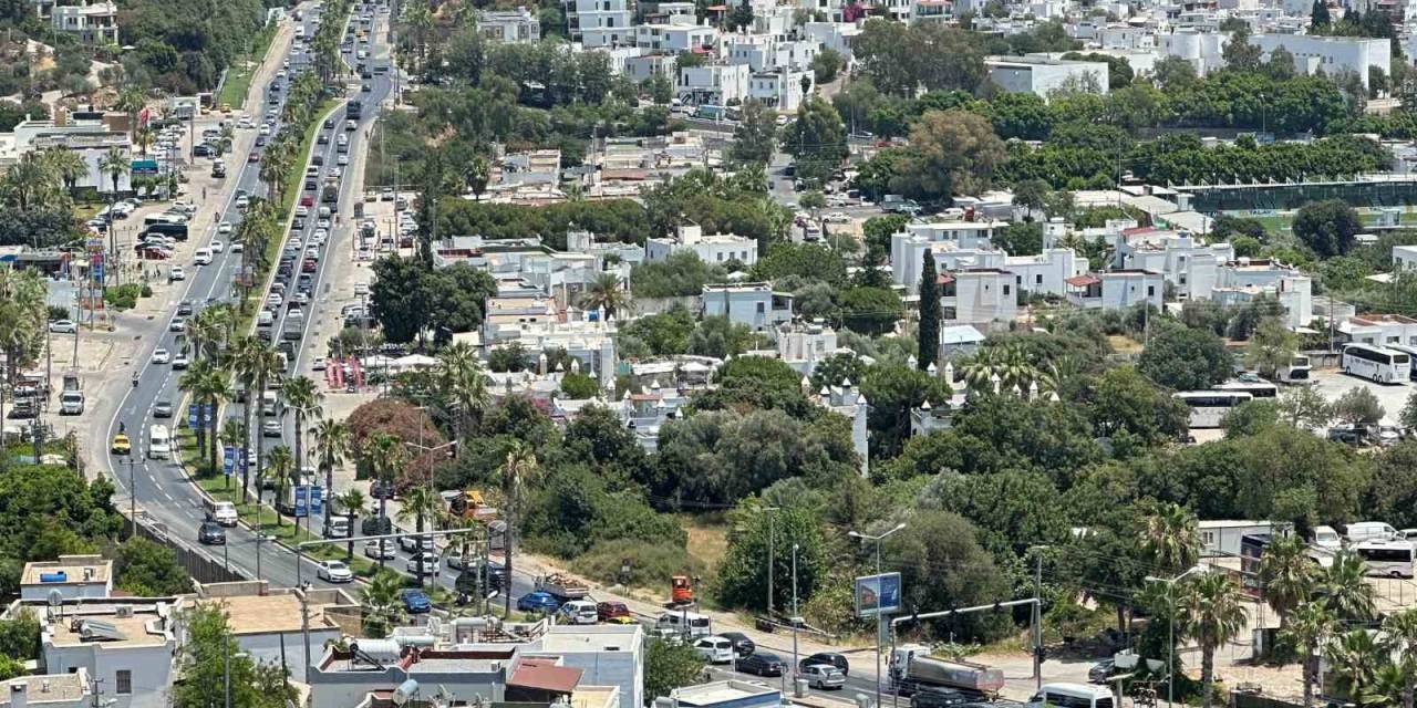 Tatilciler Dönüş Yoluna Geçti, Kilometrelerce Araç Kuyruğu Oluştu