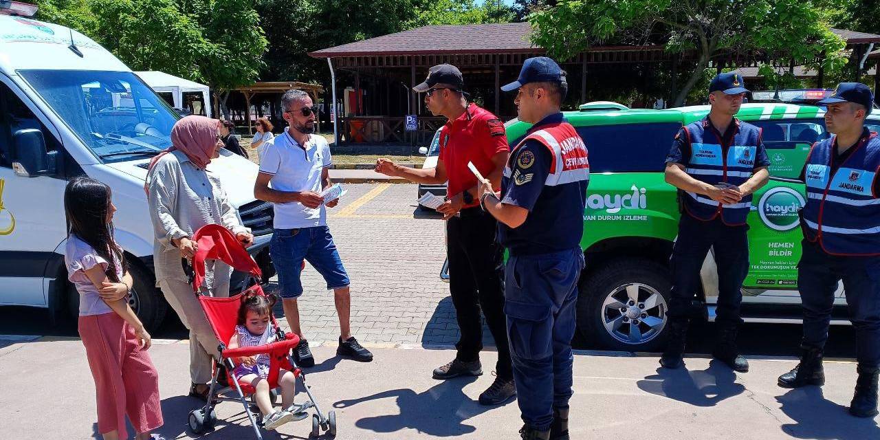 Jandarma Ekipleri Plajda Serinleyen Vatandaşları Boğulmalara Karşı Uyardı