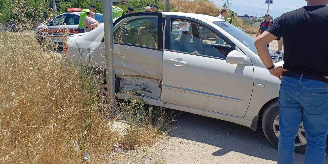 İki Otomobilin Karıştığı Kazada 4 Kişi Yaralandı