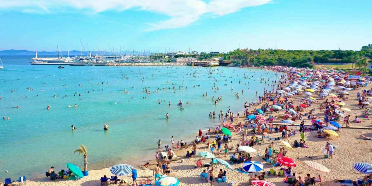 Didim Sahillerinde ‘İğne Atsan Yere Düşmez Görüntüler’ Oluştu