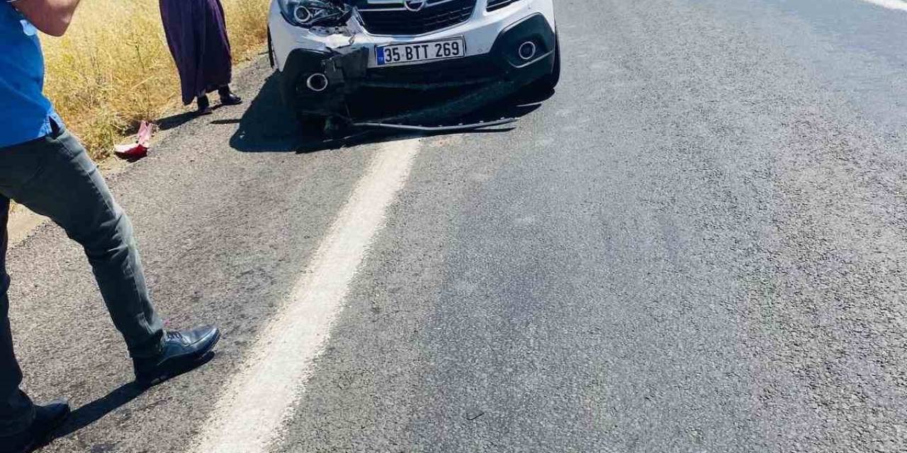 Diyarbakır’da Yol Kenarında Oturan 2 Kişiye Otomobil Çarptı