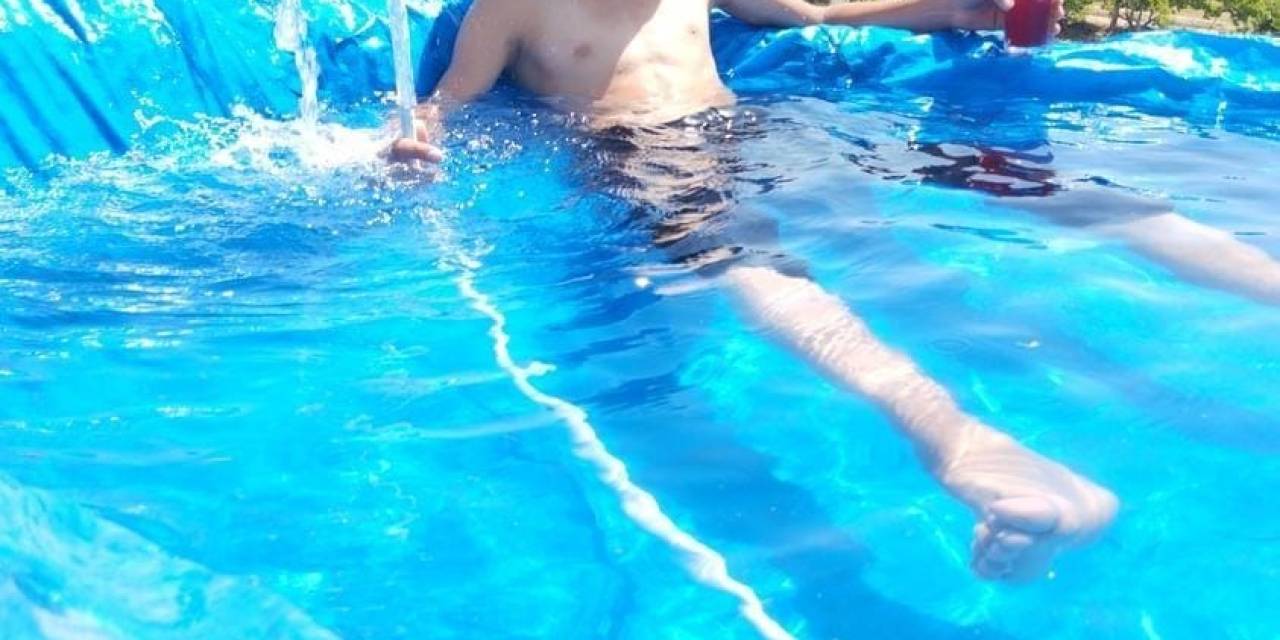 Sıcaktan Bunalan Çocuklardan İlginç Serinleme Yöntemi: Toprağı Kazıp Brandadan Havuz Yaptılar