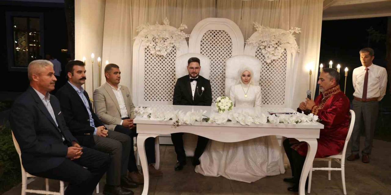 Başkan Nikahı Kıydı Vali Şahitliğini Yaptı
