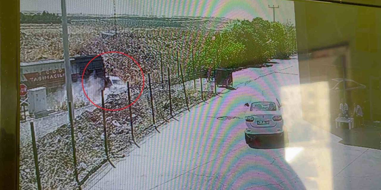 Diyarbakır’da Hemzemin Geçitten Geçen Hafif Ticari Araca Yük Treni Çarptı: 2 Yaralı