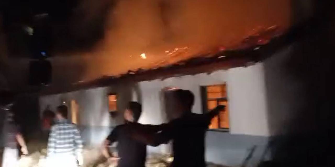 Yıldırım Düşen Besihanede Yangın Çıktı, 5 Kişi Korkudan Hastanelik Oldu