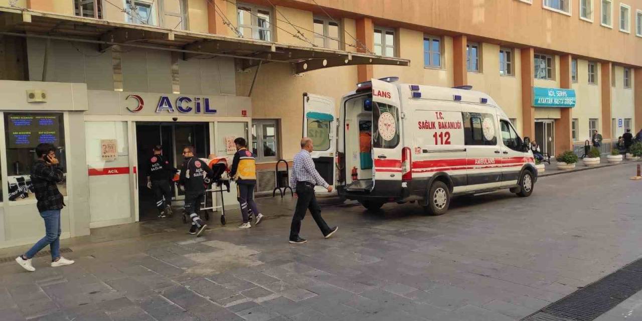 Batman’da Yaşanan Kazada Araç İçinde Sıkışan Sürücü Uzun Uğraşların Ardından Kurtarıldı