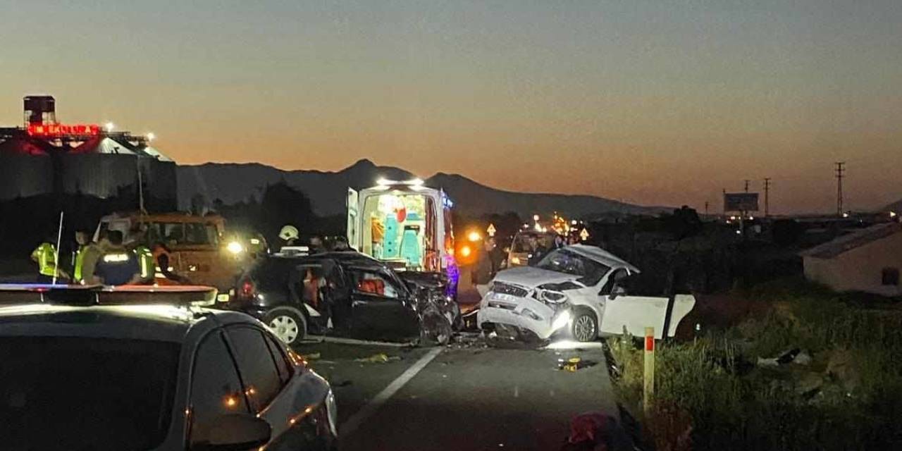 Konya’da 2 Otomobil Çarpıştı: 4 Ölü, 2 Çocuk Yaralı