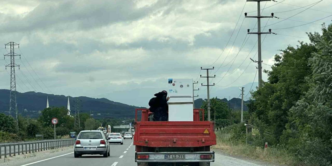Sakarya’da Kamyonet Kasasında Tehlikeli Yolculuk
