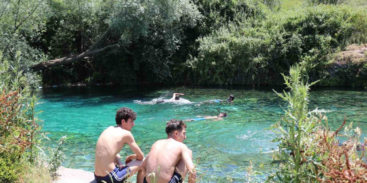 Serinlemek Uğruna Tehlikeli Suda Böyle Yüzdüler