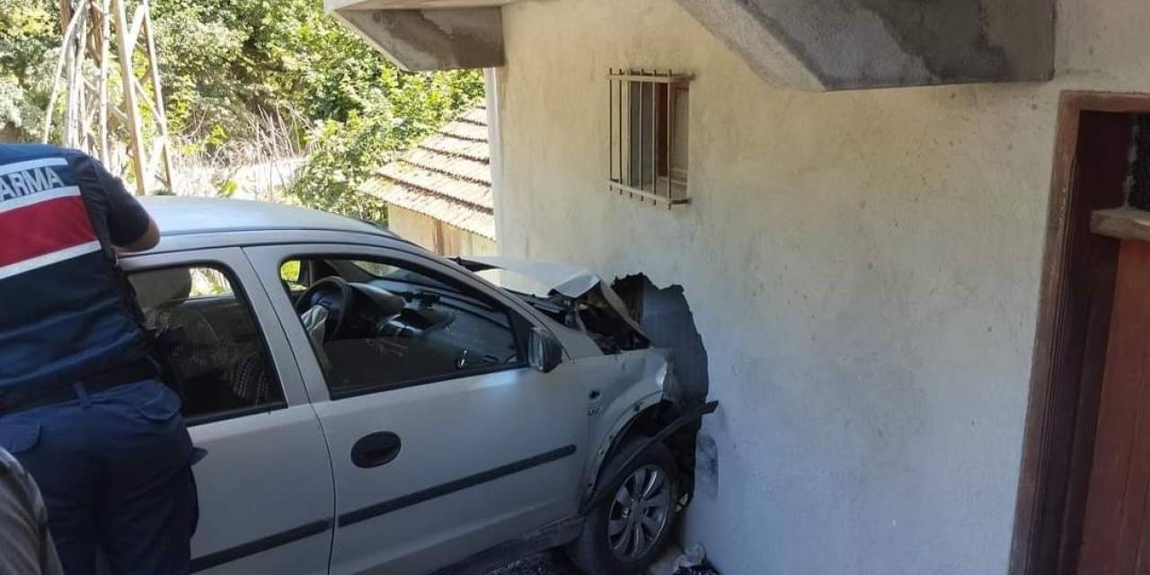 Otomobil Evin Duvarına Çarptı: 4 Yaralı