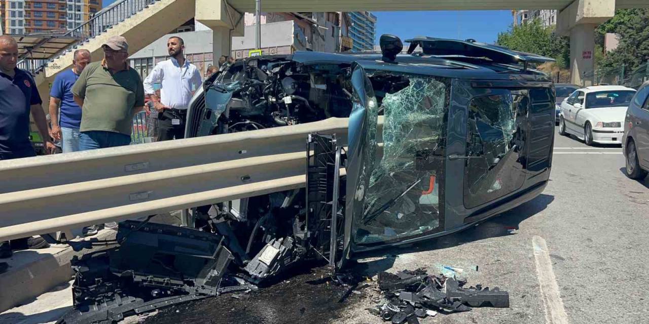 Pendik’te Otomobil Bariyere Ok Gibi Saplandı: 2 Yaralı