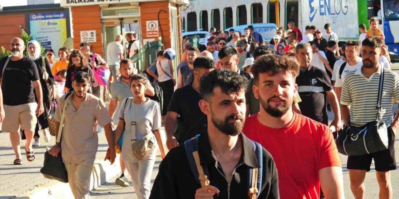 Adalardan Dönen Tatilciler Trafiğe Neden Oldu