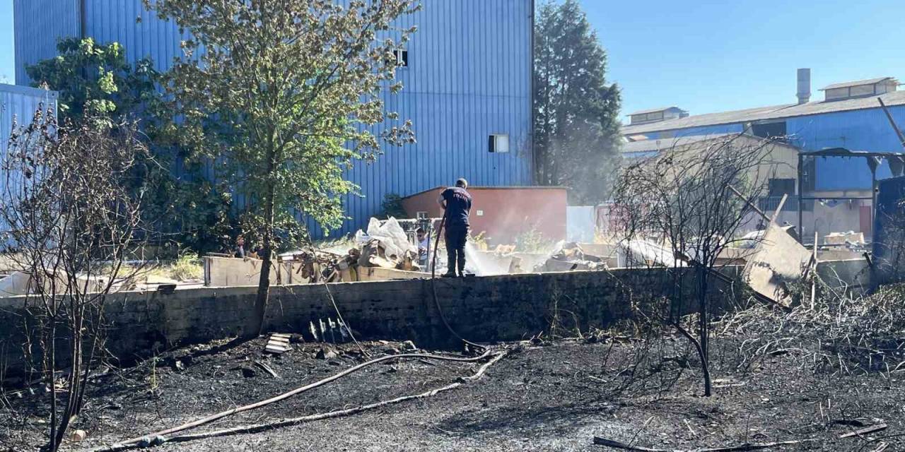 Sanayi Sitesinin Bahçesinde Yangın