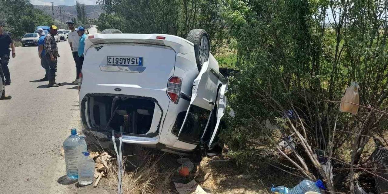 Burdur’da Hafif Ticari Araç Takla Attı, Yaşlı Çift Yaralandı