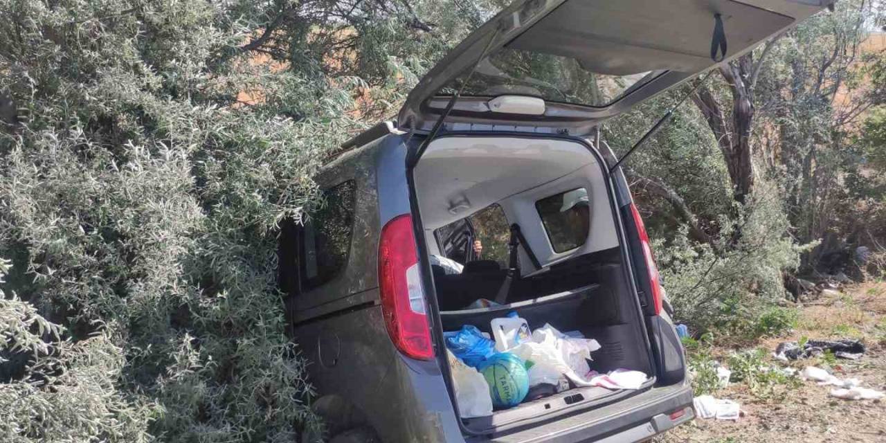 Konya’da Hafif Ticari Araç Ağaçlara Çarptı: 4 Yaralı