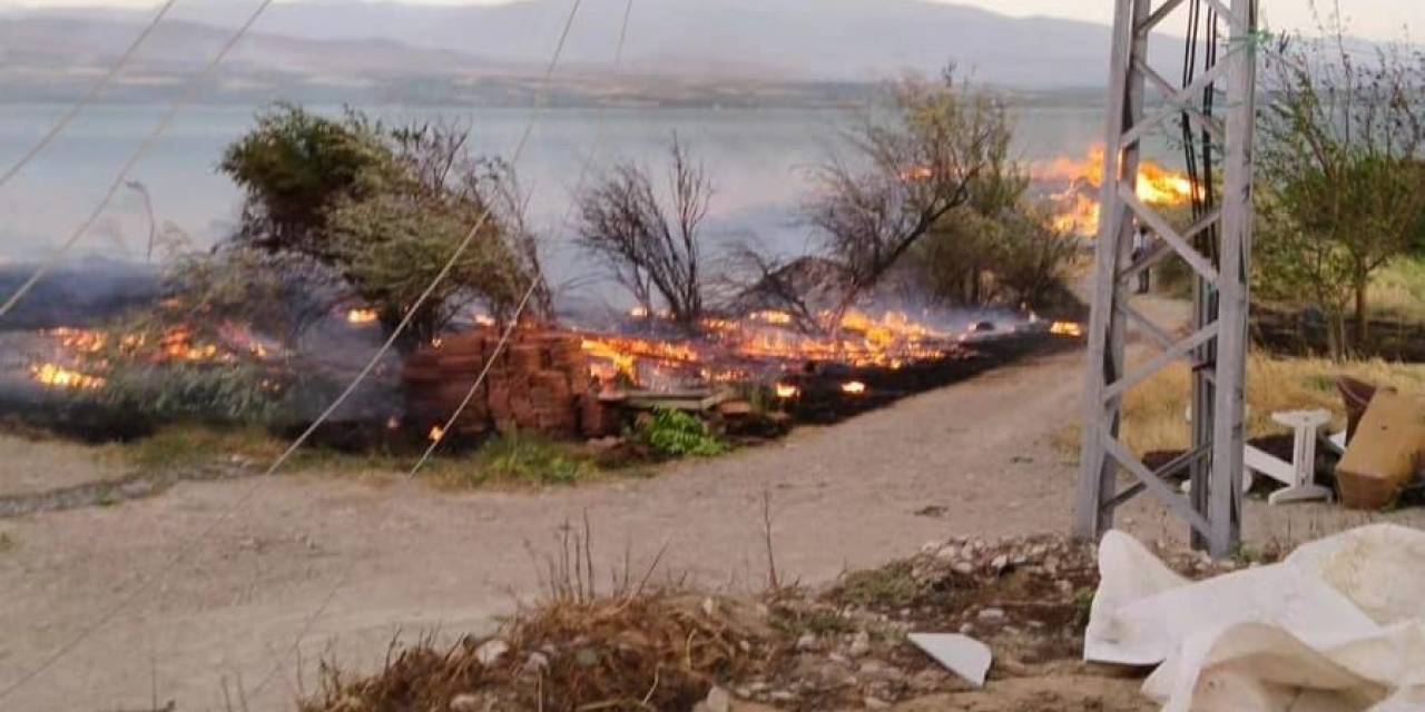 Elazığ’da Otluk Alanda Yangın