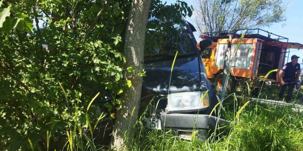 Kavak Ağacına Çarpan Tofaş Araçtaki Baba İle Kızı Ağır Yaralandı