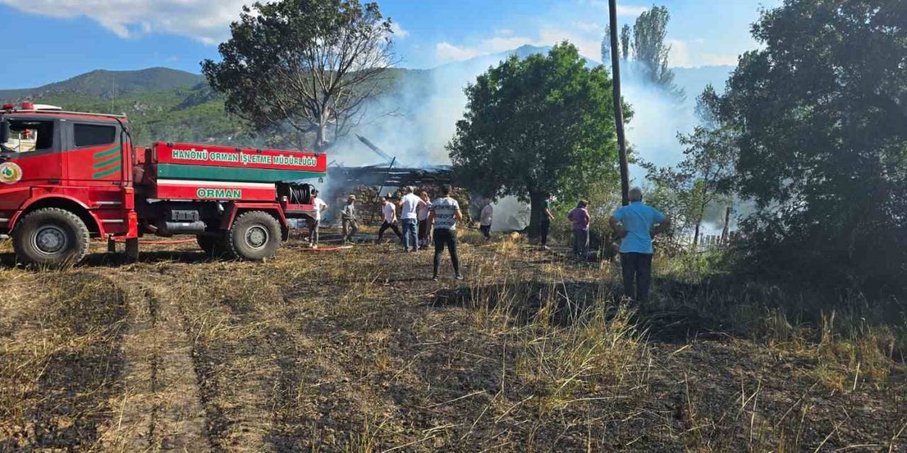 Kastamonu’da Üç Samanlık Ve Ekin Tarlası Yandı