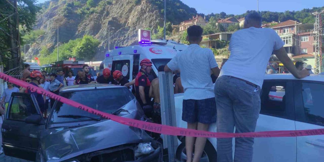 Alkollü Sürücü Aracıyla Demir Bariyerlere Çarptı: 5 Yaralı