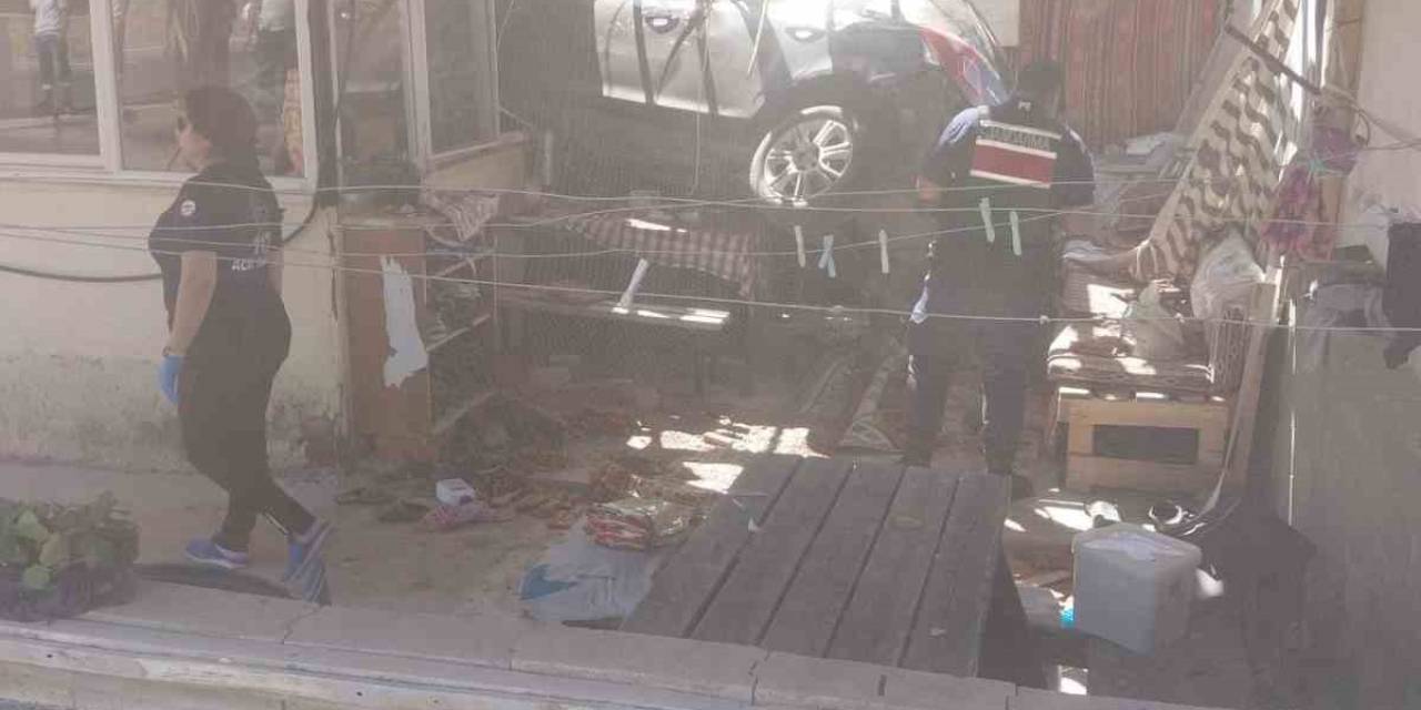 Kahvaltı Yaparken Eve Giren Otomobilin Çarptığı Adamdan Acı Haber Geldi